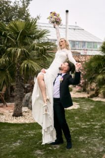 Ich durfe dieses wunderschöne Styled Shooting im März begleiten und habe dabei gleich mein neues Equipment (Canon EOS R6 + Canon f1.4L/85mm) ausprobiert, um direkt vertikale Videos für Reels aufzunehmen. Das Ergebnis seht ihr hier! 😍
Danke nochmal an alle Dienstleister, die diesen Tag nicht nur entspannt, sondern in Summe perfekt gemacht haben ☺️
.
.
.
▸ Konzept&Organisation: @everly.weddingsundevents
▸ Fotografin: @olivia_katja
▸ Videograf: @sebastian_hochzeitsvideograf
▸ Traurednerin: @freie_traurednerin_katja
▸ Models: @dascha.schmidt & @e.smithmusic
▸ Hair & Make-Up: @maybella.beauty_
▸ Kleid: @bridalboutiquebadenbaden
▸ Dekoration @handwerkstatt_14 & @everly.weddingsundevents
▸ Floristik: @blumenhausserrer
▸ Papeterie: @wild.plans.weddings
▸ Cupcakes: @him.melsglueck
▸ Audiogästebuch: @gaestetelefon
▸ Location: @casamore_cucina_mediterranea
.
.
.
#hochzeit #wedding #weddingvideo #hochzeitsvideo #hochzeitsfilm #highlightvideo #styledshooting #styledshoot #luxurious #weddingtime #videograf #hochzeitsvideografie #hochzeitsvideograf #verlobt #engaged #love #videografbadenbaden #videografoffenburg #videografkarlsruhe #badenbaden #karlsruhe #offenburg #sebastian_hochzeitsvideo